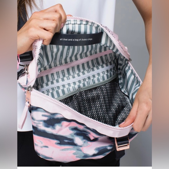 🦄 RARE HTF 🦄 Lululemon Go Lightly Bag Wamo Camo Barely Pink / Deep Coal - Picture 4 of 16